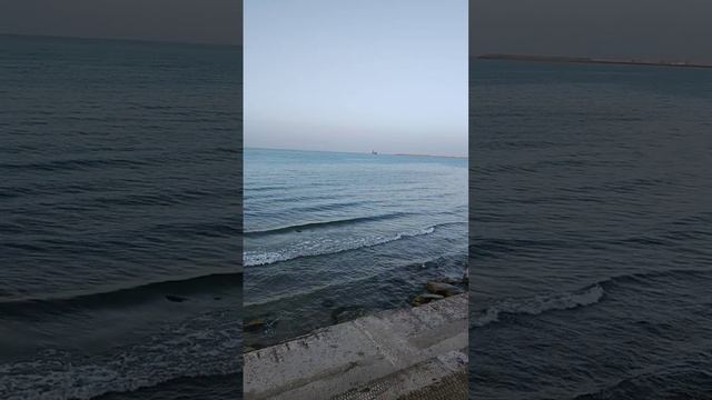 Каспийское море 🌊, Дагестан, вдалеке виднеется   секретный, 8-й цех завода Дагдизель