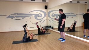 Скручивание с поднятыми прямыми ногами. Упражнения на пресс