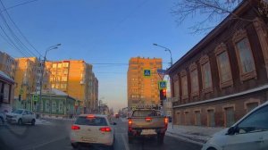 Движение на автомобиле по улицам города Тюмени