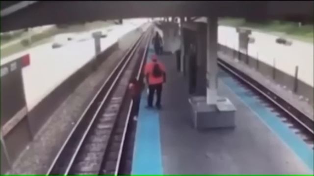 Video appears to show woman killed on CTA tracks was not helped, despite people on platform смотреть онлайн