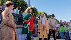 Пётр I шагает по набережной Лейтенанта Шмидта и отрезает бороды боярам.