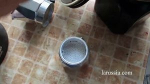 Гейзерная кофеварка делаем кофе Ларуссия