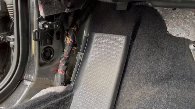 Снятие и установка площадки упора левой ноги Volkswagen Passat NMS