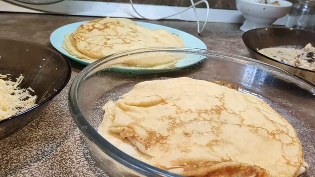 Блинная лазанья с грибами и курицей