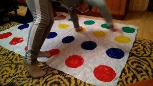 Я и мои подруги играем в твистер