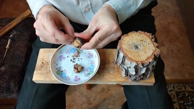 Колка маньчжурского ореха. How to remove a kernel of a Juglans mandshurica. смотреть онлайн