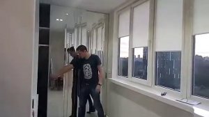 Дизайнерский шкаф купе на балконе