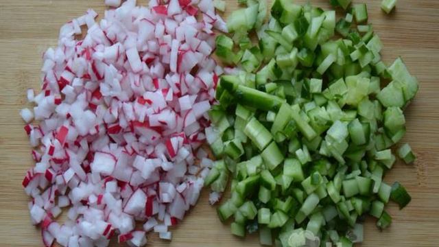 Домашняя классическая окрошка на квасе с колбасой