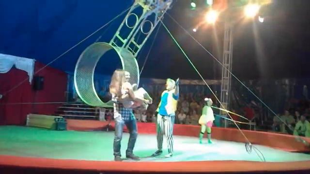 На арене цирка смотреть онлайн