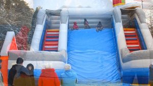 Надувная зимняя горка — Зимние аттракционы | Горки