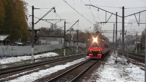 Электропоезд ЭТ2М-097 сообщением Санкт-Петербург - Сосново прибывает на ст. Пискарёвка