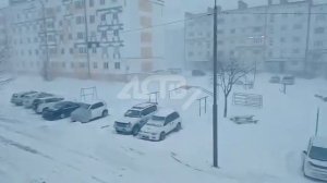 Сильный ветер в Охе сбивает людей с ног