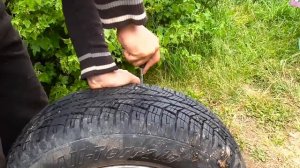 Проколол колесо гвоздем, ремонтирую в дачных условиях, с помощью набора для ремонта шины