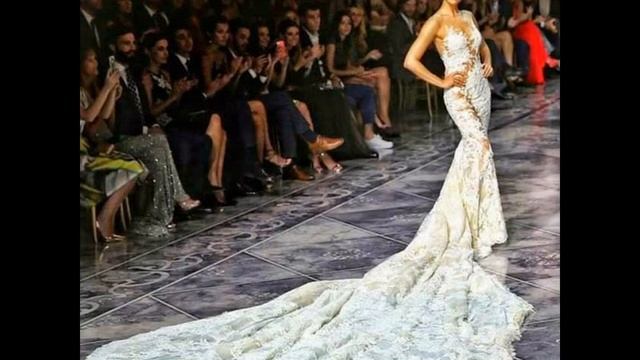 Ирина Шейк в свадебном платье Pronovias и аплодисменты  в Барселоне.