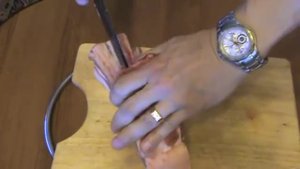 Тест ножа из быстрореза перерубание позвонков.