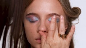 Цветной макияж глаз. Как поднять брови: лайфхак. Кукольный макияж