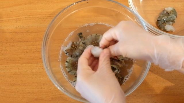 КАК ПРАВИЛЬНО ЧИСТИТЬ КРЕВЕТКИ!HOW TO CLEAN SHRIMP!