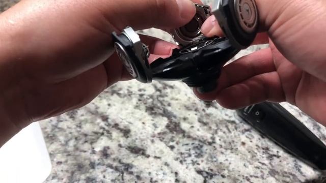 Philips Norelco SensoTouch 3D 1250X Shaver – How to Open Head for Cleaning смотреть онлайн