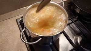 Приготовим вкусненькое. Ну очень вкусный суп с сельдереем и красной рыбой.