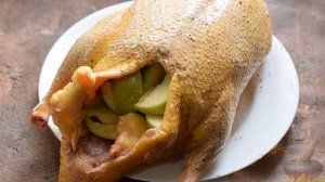 Как запечь утку с яблоками в рукаве?