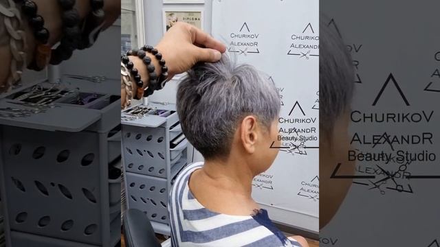 Короткая стрижка на сложную структуру волос.Стрижка выполнена без использования филировочных ножниц