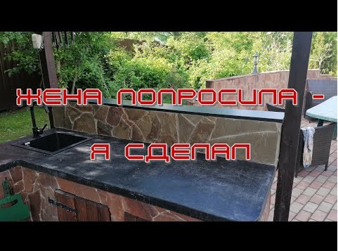 У барной стойки стоит сережа вся рожа красная