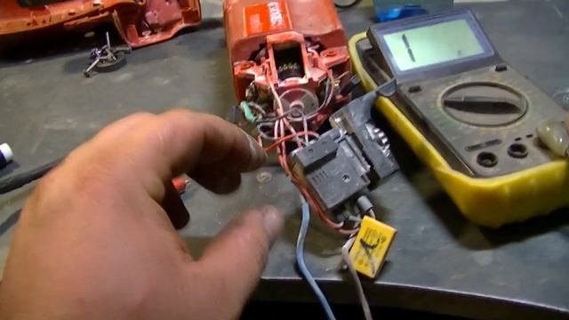 искрят щетки на дрели смотреть онлайн