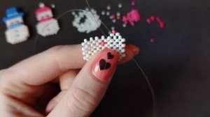 Парные фигурки из бисера. Снеговичка из бисера в технике крестик