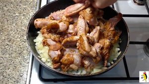 Крылышки куриные тушеные с луком