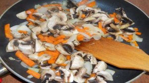 Картофельный суп со свининой и шампиньонами