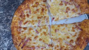 Тонкая и хрустящая пицца из теста, продукты для которого есть всегда в доме!