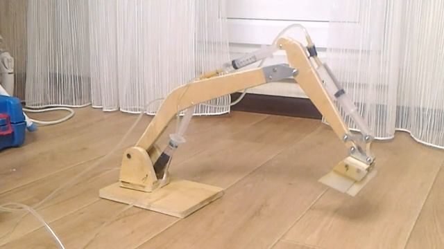 Экскаватор из шприцов 2й этап с платформой смотреть онлайн