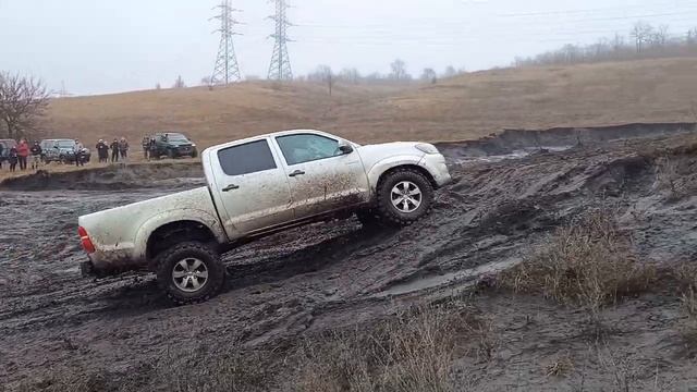 Battle of Dnipro - оффроуд у Дніпрі. Скільки автівок треба, щоб затягти Патрол на гору? смотреть онлайн