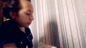 Вывожу пятна от ручки с виниловых обоев.