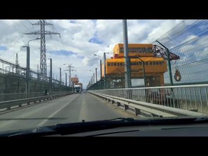 Мост (плотина Воткинской ГЭС) чере реку Кама.