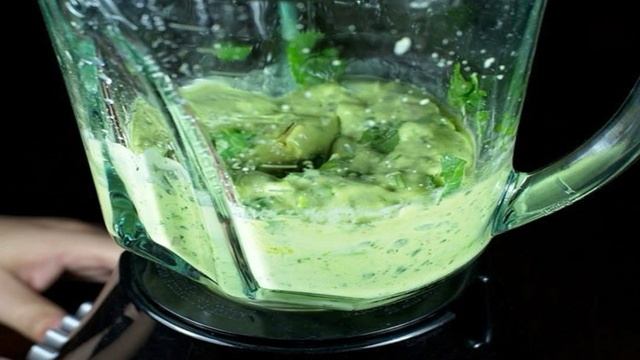 Зеленый салат с помидорами и авокадо