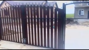 Красивые распашные ворота и калитка из евроштакетника с бетонированием под заезд авто.