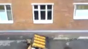 СМОТРЕТЬ ВСЕМ))) пианино выкинули в окно