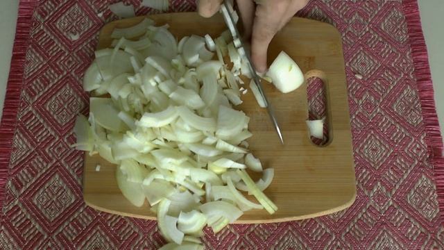 Жареная морская рыба в томатном соусе