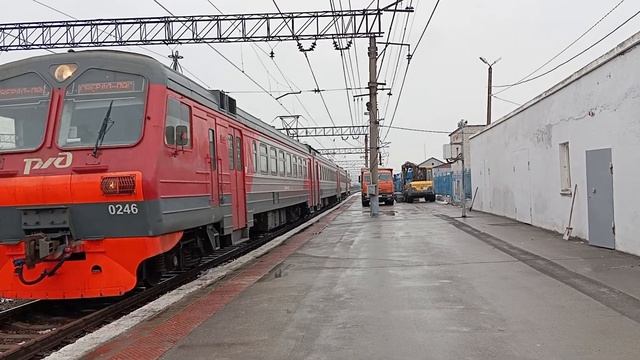 Электропоезд ЭД4М-0246/1045 подаётся на посадку на ст. Каменск-Уральский смотреть онлайн