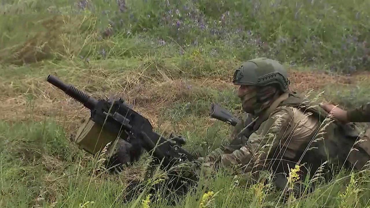Арктическая бригада дает отпор украинским боевикам, которые снова пытаются форсировать Днепр