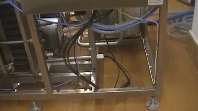 Емкостное оборудование на заводе, показана технологическая линия.