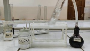 Лакмус в растворе карбоната натрия