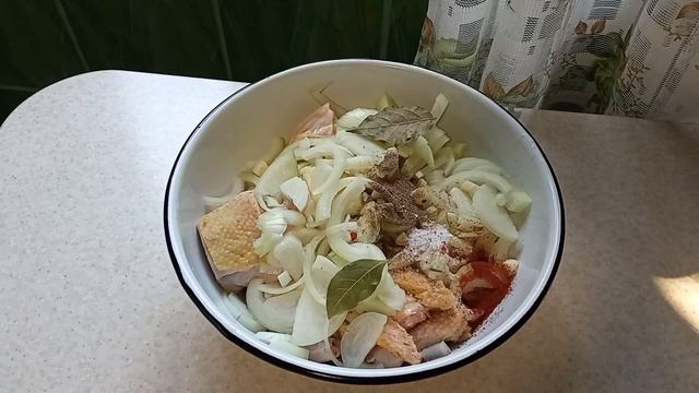 Домашня, тушкована курочка. Просто і смачно.