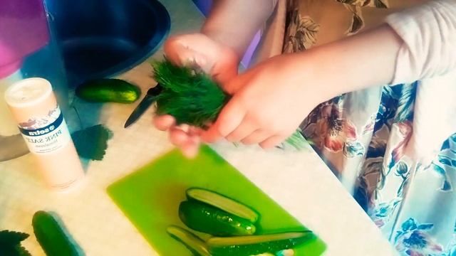 Малосольные огурцы в пакете
