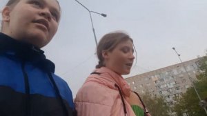 Мы встретили Джейми Кэмпбелл Бауэр, в нашем городе 😱
