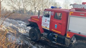 На Камчатке горит сопка: пожарные тушат