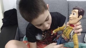 Как ребёнок аутист играет с игрушкой