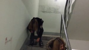 Две пьяные девушки на лестнице