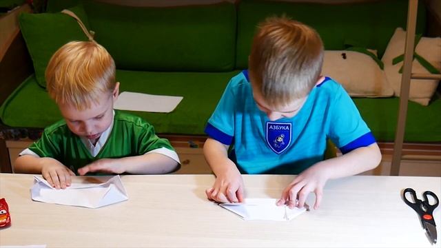 Мироша и Арсюша делают оригами из бумаги гонку смотреть онлайн